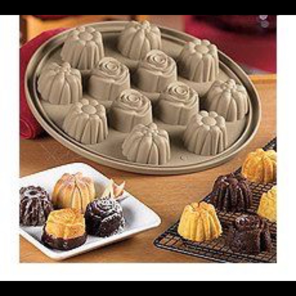 Pampered Chef silicone floral cupcake pan